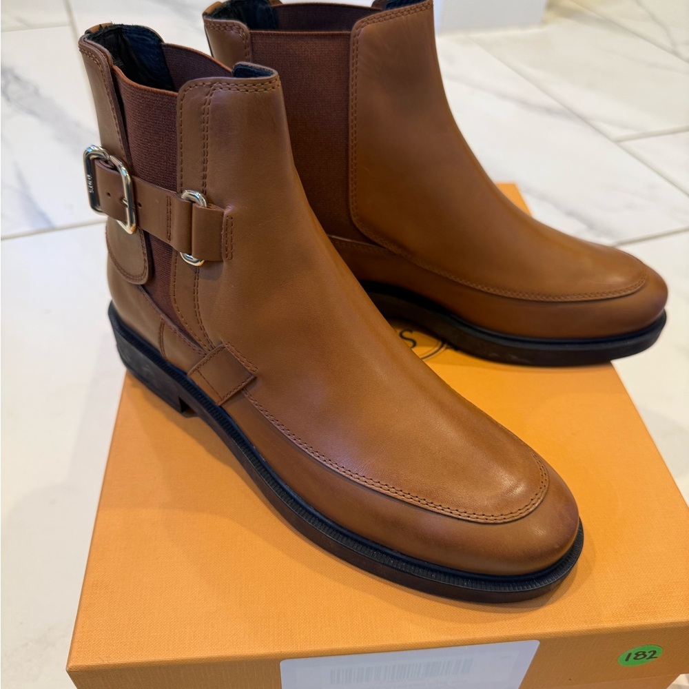 Tod's Black and Brown Leather Interior